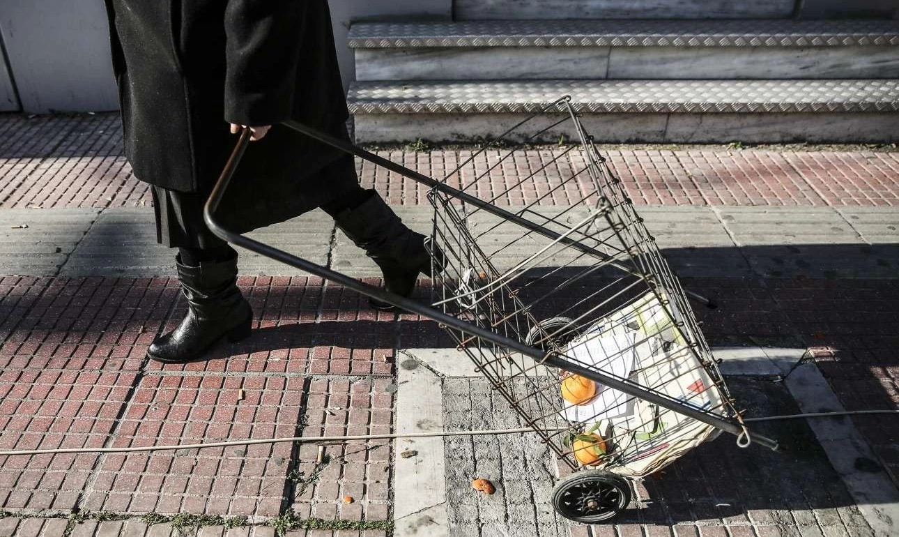 Στο 63% παραμένει το ποσοστό των Ελλήνων που τα βγάζουν οριακά πέρα στην 4ετία ΣΥΡΙΖΑ